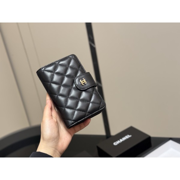 Паспортный держатель с карманом Chanel Classic из черной матерчатой кожи с матрасировкой и золотой застежкой