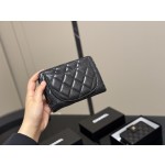 Паспортный держатель с карманом Chanel Classic из черной матерчатой кожи с матрасировкой и золотой застежкой