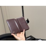 Паспортный держатель с карманом Chanel Classic из черной матерчатой кожи с матрасировкой и золотой застежкой