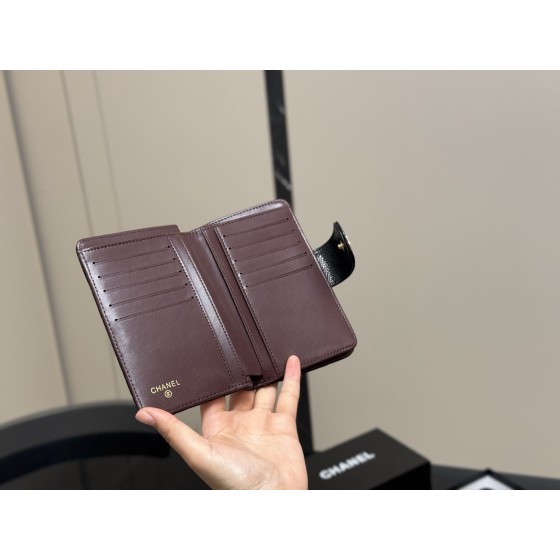 Паспортный держатель с карманом Chanel Classic из черной матерчатой кожи с матрасировкой и золотой застежкой