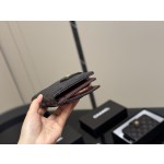 Паспортный держатель с карманом Chanel Classic из черной матерчатой кожи с матрасировкой и золотой застежкой