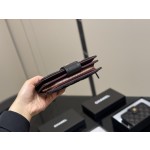 Паспортный держатель с карманом Chanel Classic из черной матерчатой кожи с матрасировкой и золотой застежкой